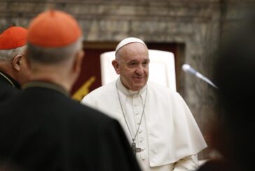 Papa "Se non ci prendiamo cura degli ultimi il mondo non guarisce"