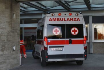 Albero cade su una tenda in un campeggio a Massa, muore bimba