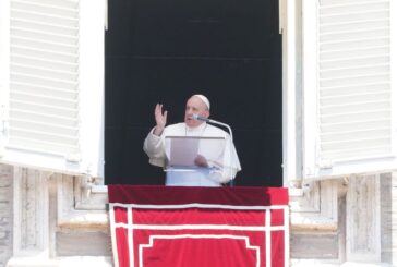 Papa "Croce non diventi monile o oggetto scaramantico"