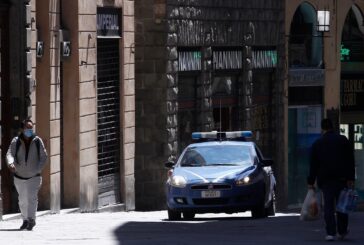 Salta sull’auto e la danneggia: individuato e denunciato dalla Polizia