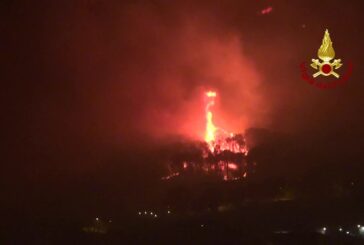 Paura per incendio alle porte di Palermo, in 400 in fuga da case