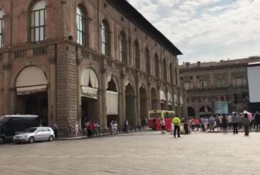 Strage Bologna, in piazza Maggiore fischio del treno e applauso