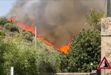 Incendio lambisce case a Noto, paura per i residenti