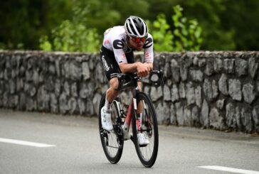 Hirschi vince la 12^ tappa del Tour, Roglic sempre in giallo