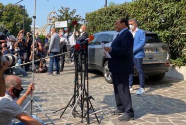 Berlusconi dimesso dal San Raffaele "Anche stavolta l'ho scampata"