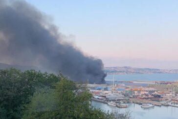 Incendio al porto di Ancona, in fiamme capannoni del cantiere navale