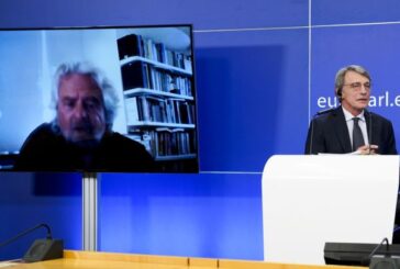 Grillo "Non credo nel Parlamento" e difende piattaforma Rousseau