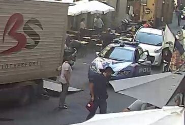 Turista colpita da malore salvata dai poliziotti col defibrillatore