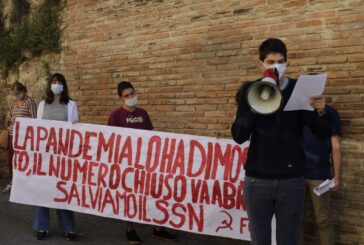 Presidio del FGC Siena davanti al plesso Mattioli
