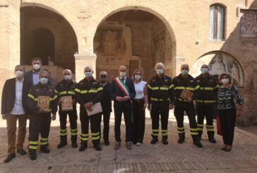 San Gimignano consegna l’attestato di gratitutdine ai Vigili del Fuoco