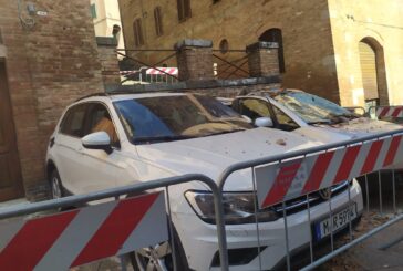 Cadono delle tegole dal tetto: danneggiata un’auto in sosta