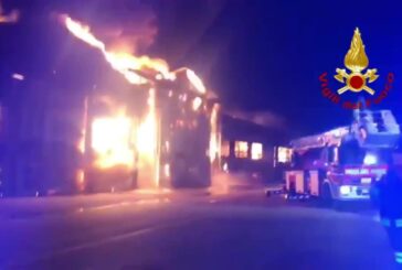 Vasto incendio al porto di Ancona