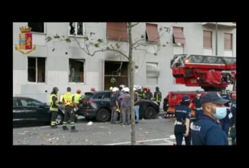 Esplosione in un condominio a Milano, feriti