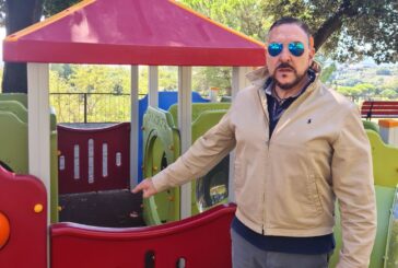 Immigrati dormono nel parco giochi a Porta San Marco. Lorenzo Rosso protesta