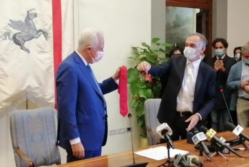 Giani proclamato presidente Regione Toscana, Rossi dona cravatta e campanello