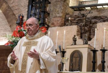 Papa Francesco firma sua terza enciclica "Fratelli tutti"