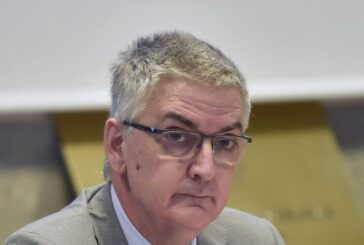 Brusaferro "Pandemia non è fuori controllo, limitare vita sociale"