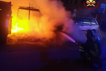 Poggibonsi: a fuoco un cassonetto. Danneggiata un’auto