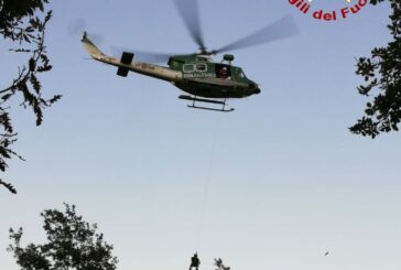 Persona dispersa nel bosco ritrovata con l’elicottero dai pompieri