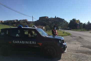 Mostra ai Carabinieri una patente falsa: denunciato