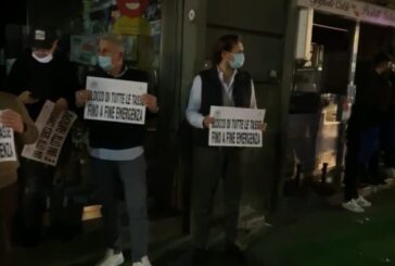 Protestano i commercianti a Napoli, spente le luci dei negozi