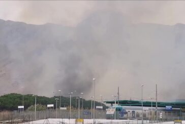 Incendio alle porte di Palermo, lambite abitazioni