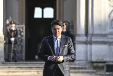 Conte firma il nuovo Dpcm, Regioni chiedono confronto sui dati