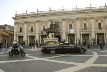 L'ultimo saluto a Stefano D'Orazio, i fan intonano "Pensiero"