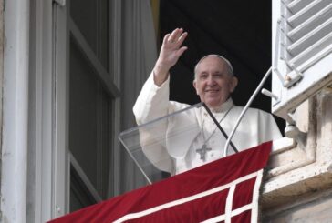 Papa "più sobrietà e attenzioni ai vicini"