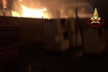 Incendio in mobilificio da 1.200 mq a Ostia
