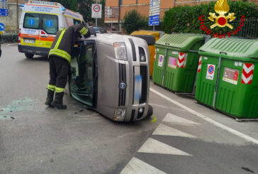Auto capotta a Colle: feriti i due occupanti