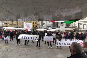 Ambulanti manifestano in piazza Duomo a Firenze
