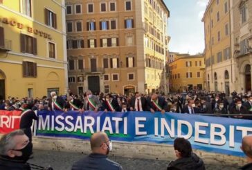 Protesta dei Sindaci calabresi a Roma sotto Palazzo Chigi