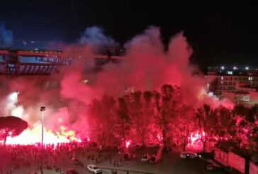 Tifosi cantano “Ho visto Maradona” fuori dal San Paolo