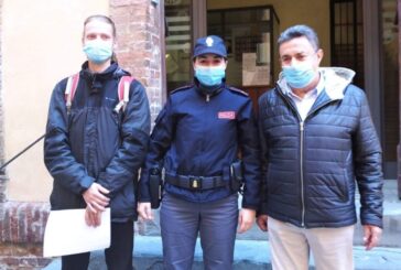 Trova un portafoglio con 400 euro e lo consegna in Questura