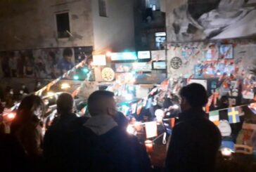 Maradona, a Napoli veglia funebre sotto murales Diego