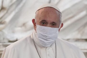 Papa "Vicino a medici e infermieri, grazie per la tenerezza"