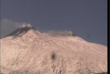 Etna di nuovo in eruzione, esplosioni e lava