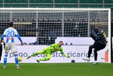 Pari Milan ma resta primo, Inter batte Napoli e va a -1