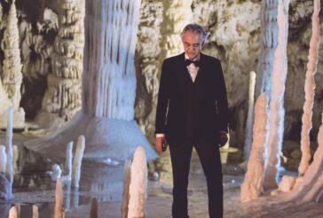 Bocelli canta "Silent Night" nelle grotte di Frasassi