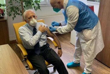 Covid, De Luca tra i primi vaccinati, è polemica