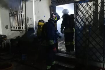 Incendio in Strada vecchia dei Tufi: pompieri al lavoro