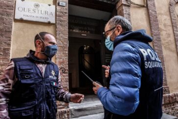 Ruba vestiti in un negiozio di sport: bloccato dalla Polizia