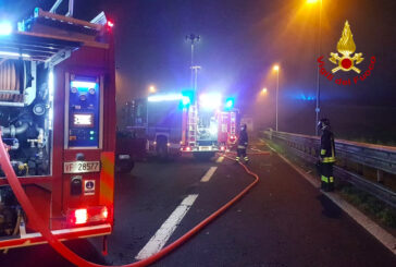 Autoarticolato in fiamme sull’A1: intervento dei Vigili del fuoco