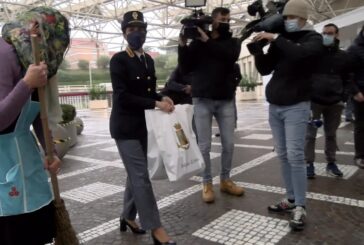 Befana Polizia porta doni e dolci ai bimbi del Gemelli