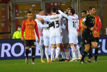 Il Milan vince a Benevento e rimane in vetta alla Serie A