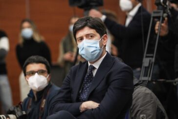 Covid, Speranza "Per alcuni mesi sarà ancora dura"