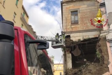 Napoli, crolla muro adiacente chiesa “Rosariello” in via Cavour