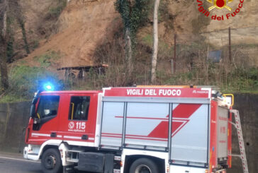 Frana in strada delle Grotte: Vigili del fuoco al lavoro