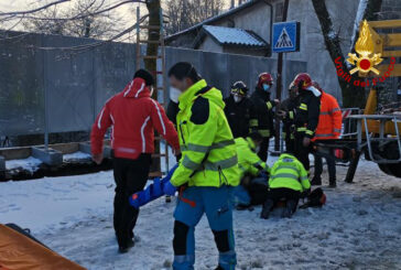 Cade in una voragine lungo la strada: soccorso dai Vigili del fuoco